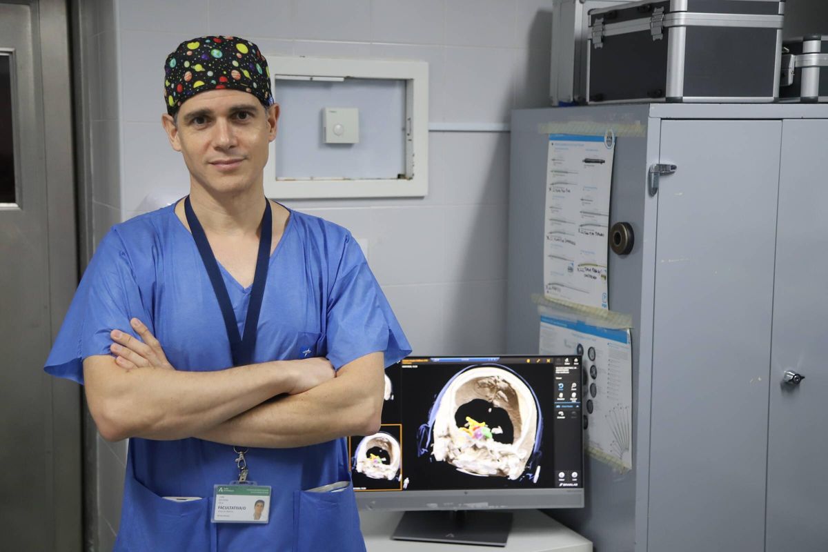 El jefe del servicio de Neurocirugía del hospital Reina Sofía, Juan Solivera.