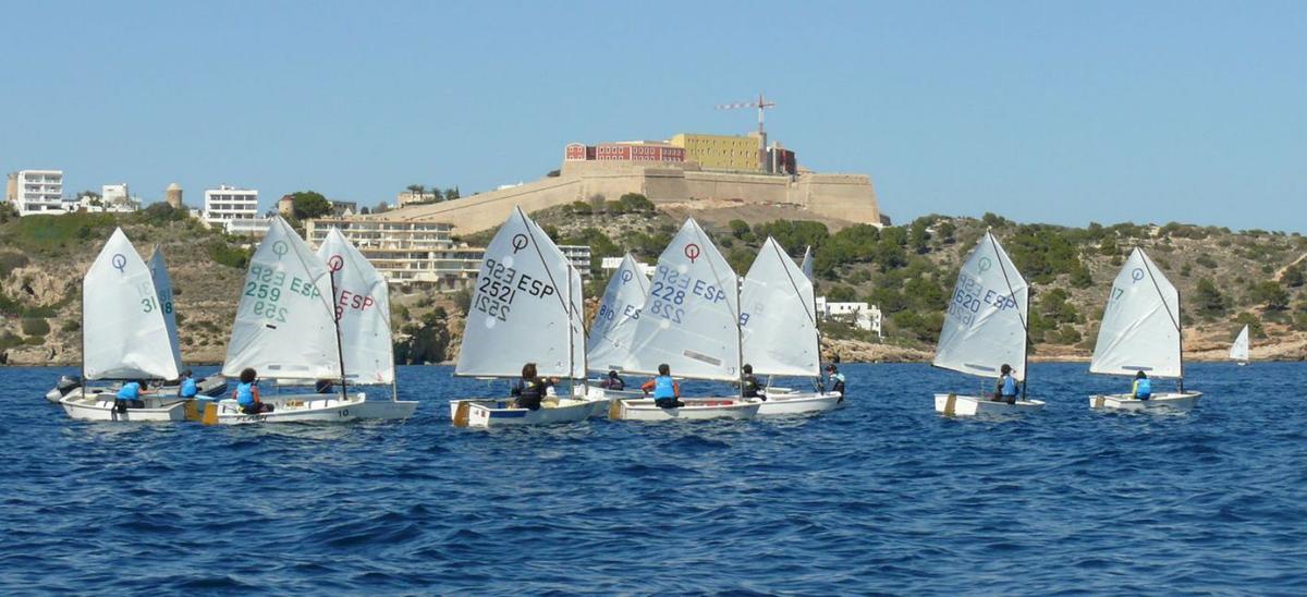 Decenas de Optimist surcaron las aguas de Eivissa este fin de semana. | CNI