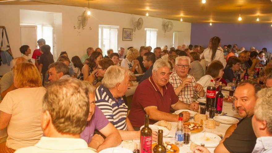 Asistentes durante la comida, ayer, en la fiesta de Dozón. // Bernabé/Ana Agra