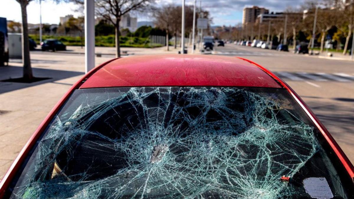 Los coches abandonados afloran junto a los nuevos edificios. 