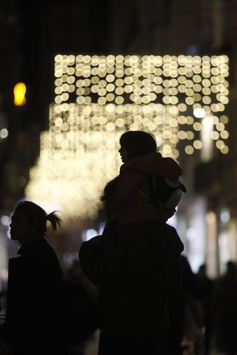 Encesa dels llums de Nadal a Girona amb protestes