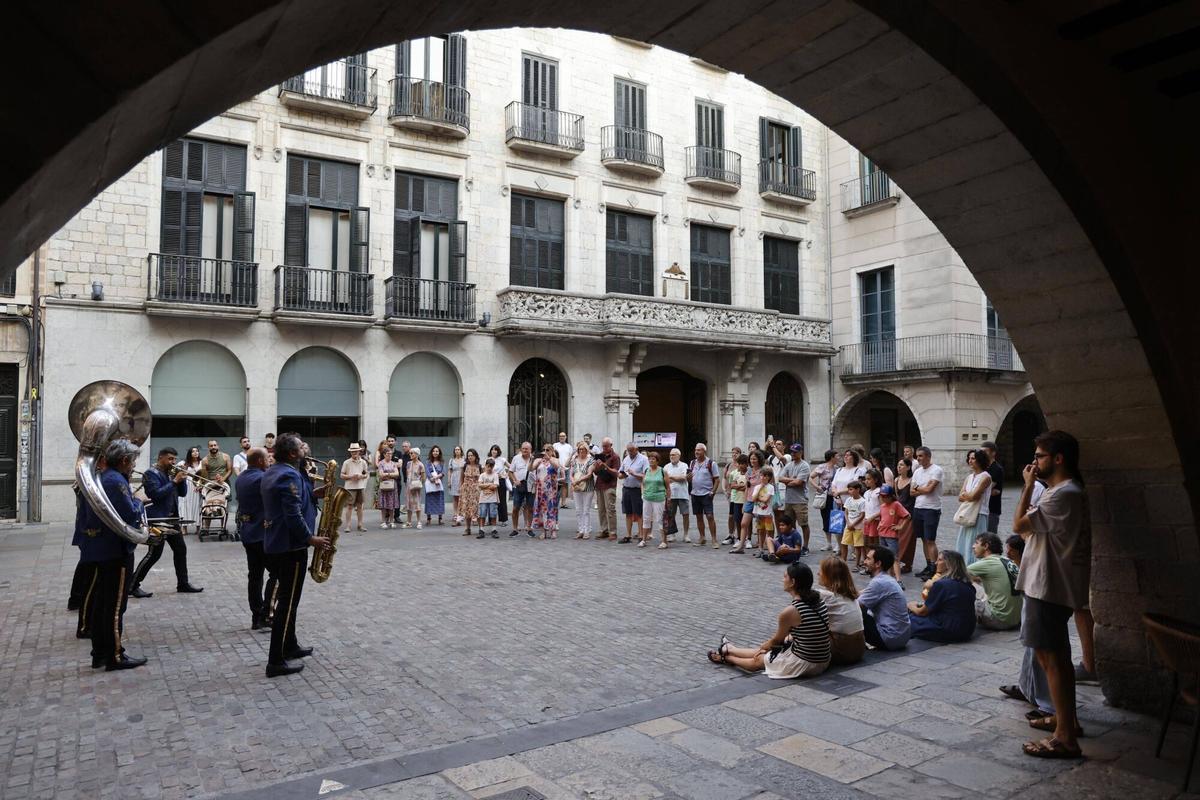 Les imatges de l'espectacle de carrer Fantasies Kikiristaneses dins el cicle Nit d'estiu del Caixaforum