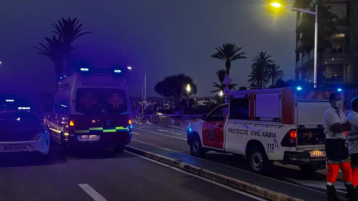 Providencial retén de bomberos en Xàbia: han llegado enseguida y han evitado una catástrofe de coches calcinados