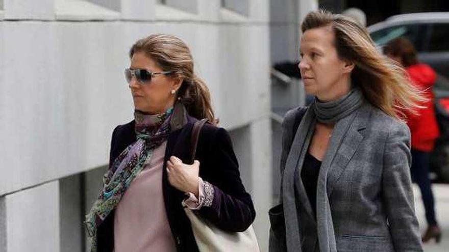 La esposa de Bárcenas y el exmarido de Mato ingresan en la cárcel