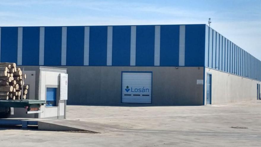 Imagen de archivo de la fábrica maderera de Villabrázaro. | E. P.