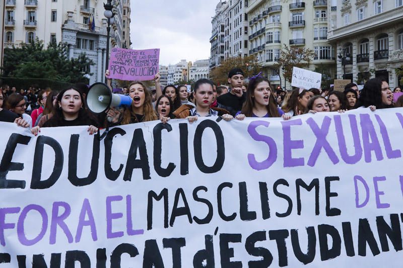 Estudiantes protestan en València contra el machismo en las aulas