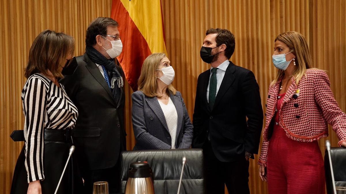 El líder del PP, Pablo Casado, junto al expresidente Mariano Rajoy, en el acto de homenaje al exdiputado Carlos Mantilla celebrado en el Congreso