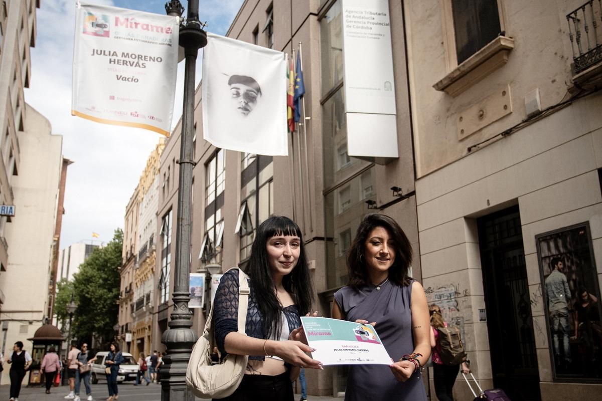 Julia Moreno y Cintia Bustos durante el Bienal de Fotografía.