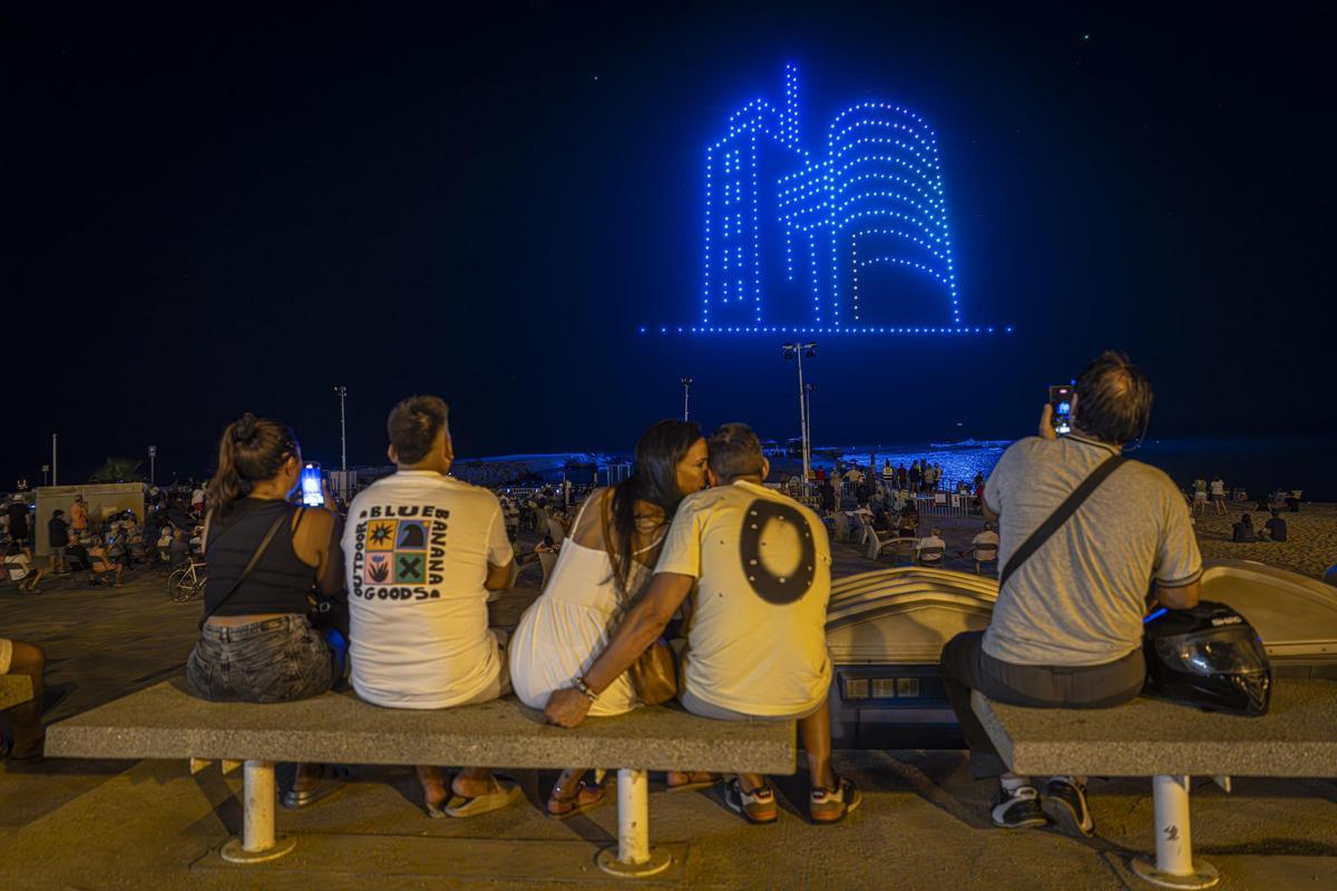 Espectacle sense pólvora: la Vila Olímpica celebra la seva festa major amb 400 drons sobre el mar