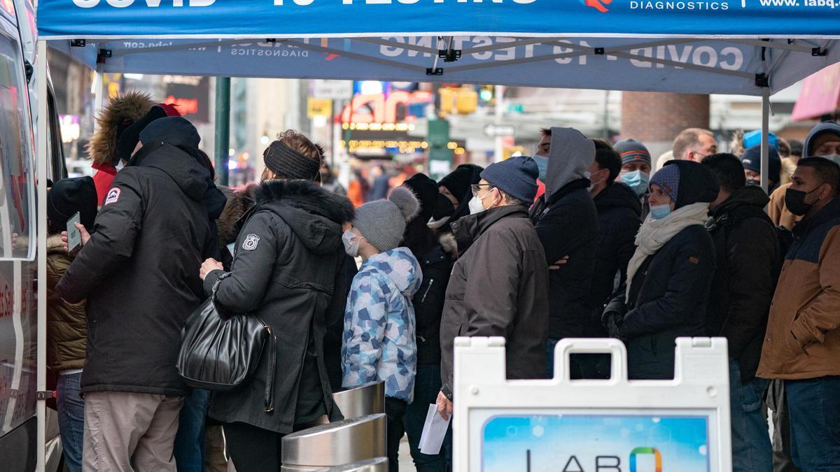 Personas esperando hacer una PCR en Nueva York.