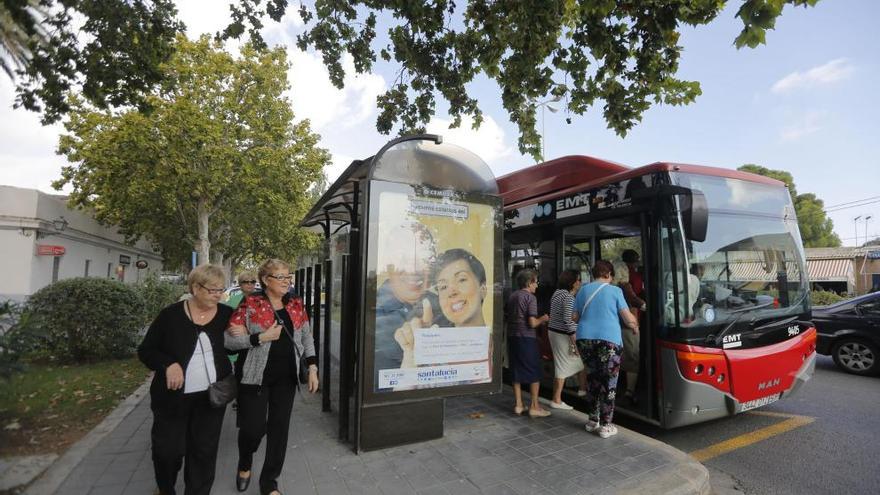 Varios usuarios suben a un autobús de la EMT