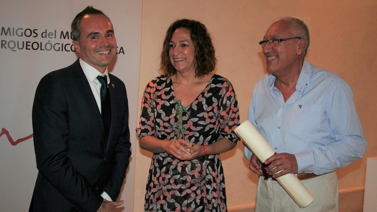 Antonio Bastida (3º izq.), junto a Jerónimo Granados e Isabel Casalduero, tras recibir la Concejalía de Desarrollo el premio ‘Arquero de Oro’ por la recuperación del Patrimonio.