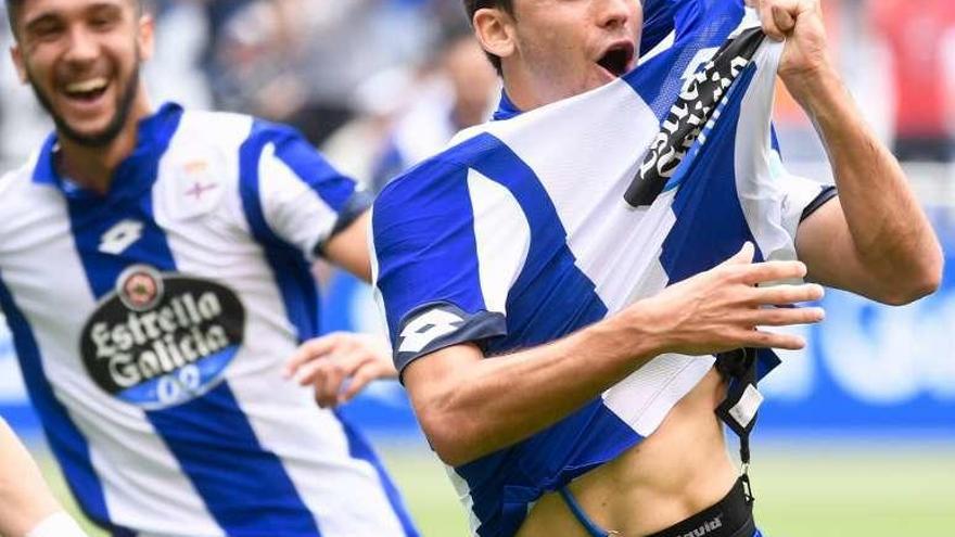 Queijeiro celebra su gol frente al Cacereño.