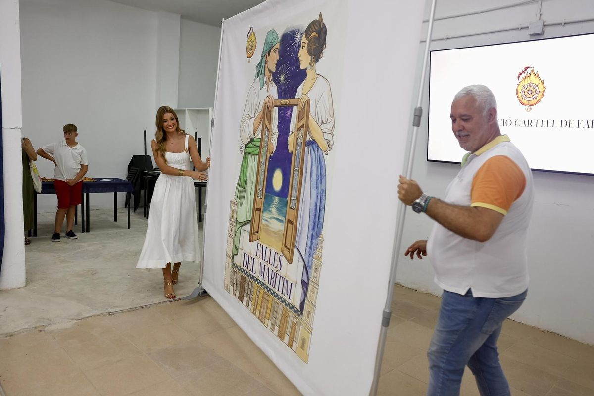 Descubriendo junto a Berta la imagen de la Agrupación en la nueva sede
