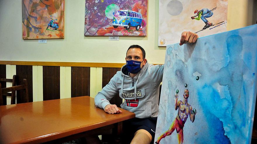 El pintor vilagarciano en la cafetería A Perla donde también lucen algunos de sus cuadros.  | // IÑAKI ABELLA
