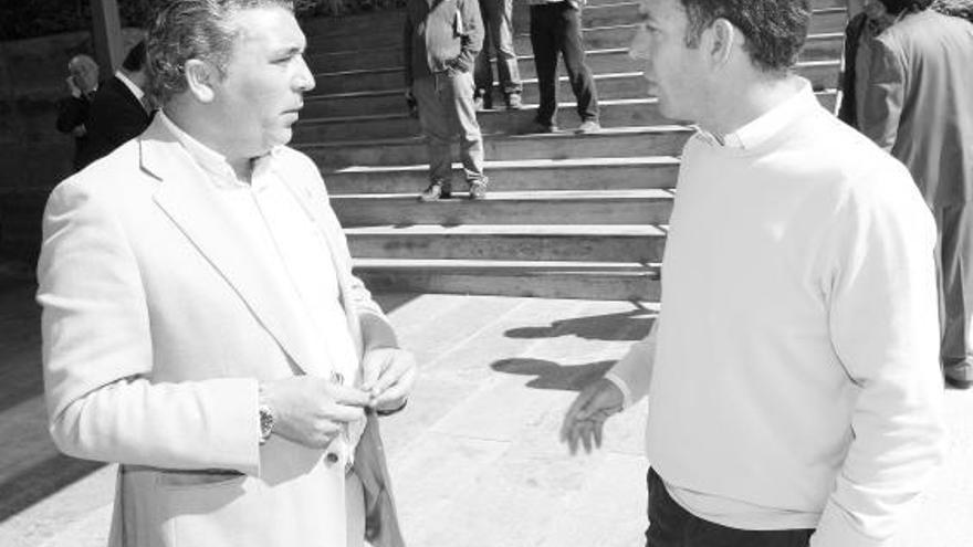 El máximo accionista del Oviedo, Alberto González, a la izquierda, con el vicepresidente del Caravaca.