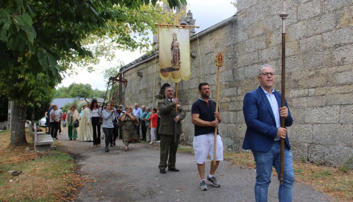 A la izquierda, Jesús María Prada Saavedra lleva la cruz guía. En el centro, salida Virgen de la iglesia. A la derecha, José Miguel Espada López canta durante la misa. | Araceli Saavedra