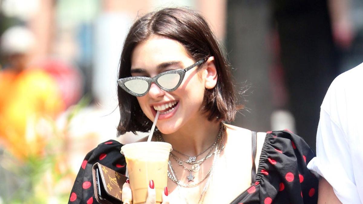 Dua Lipa con un conjunto de lunares de top + falda