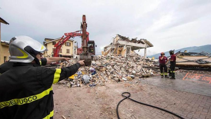 Los bomberos recogen los escombros en Amatrice.