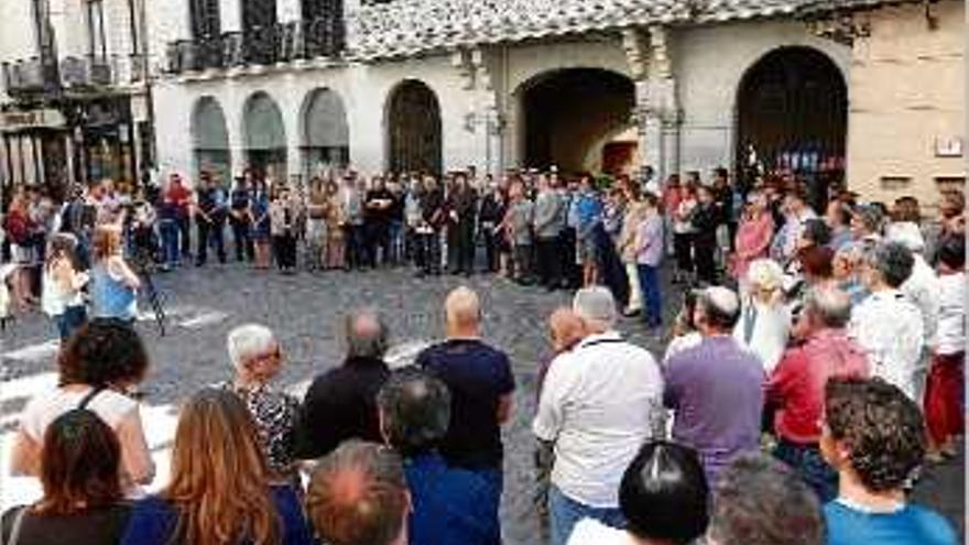 Minut de silenci dels ajuntaments de Girona i Barcelona en suport a les víctimes