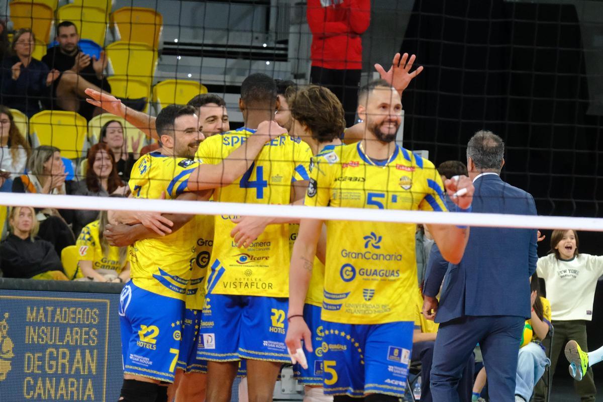 Osmany Juantorena levanta el puño en señal de victoria, tras ganar uno de los sets al Perugia, el miércoles.