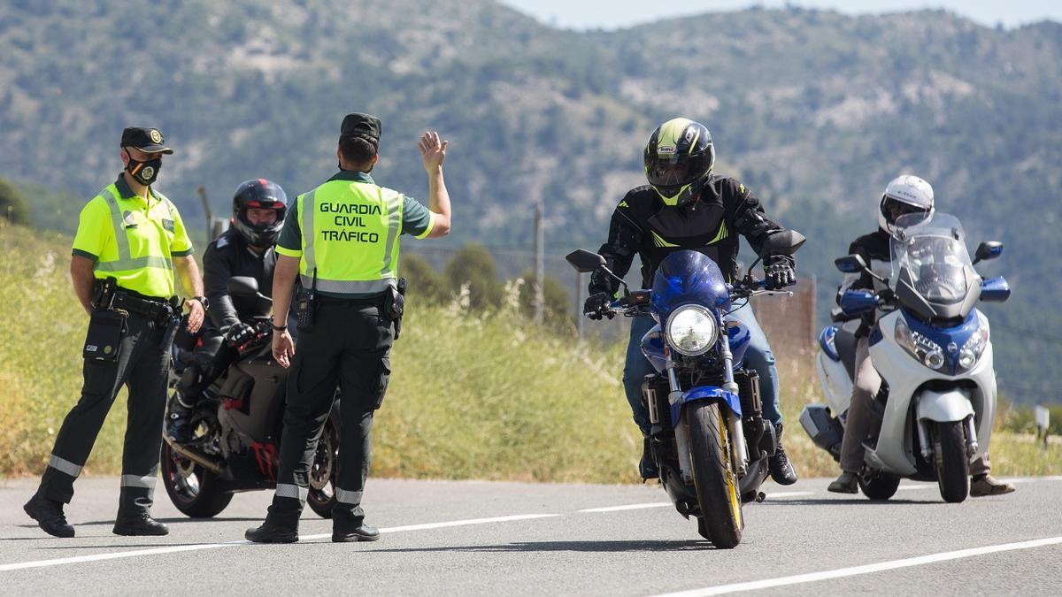 Control específico de motocicletas realizado por la Guardia Civil hace algunos meses en el puerto de la Carrasqueta, en la carretera CV-800