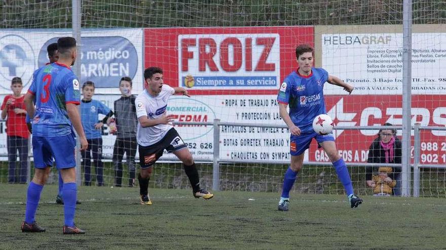 Un lance del partido de la primera vuelta entre el Barbadás y el Ourense CF. // Iñaki Osorio