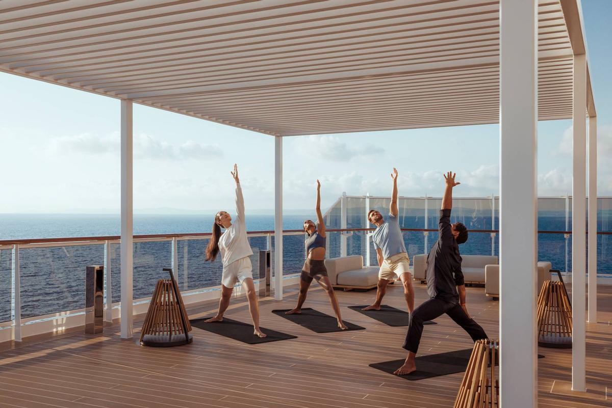 Clase de yoga a bordo del crucero de lujo Explora I.