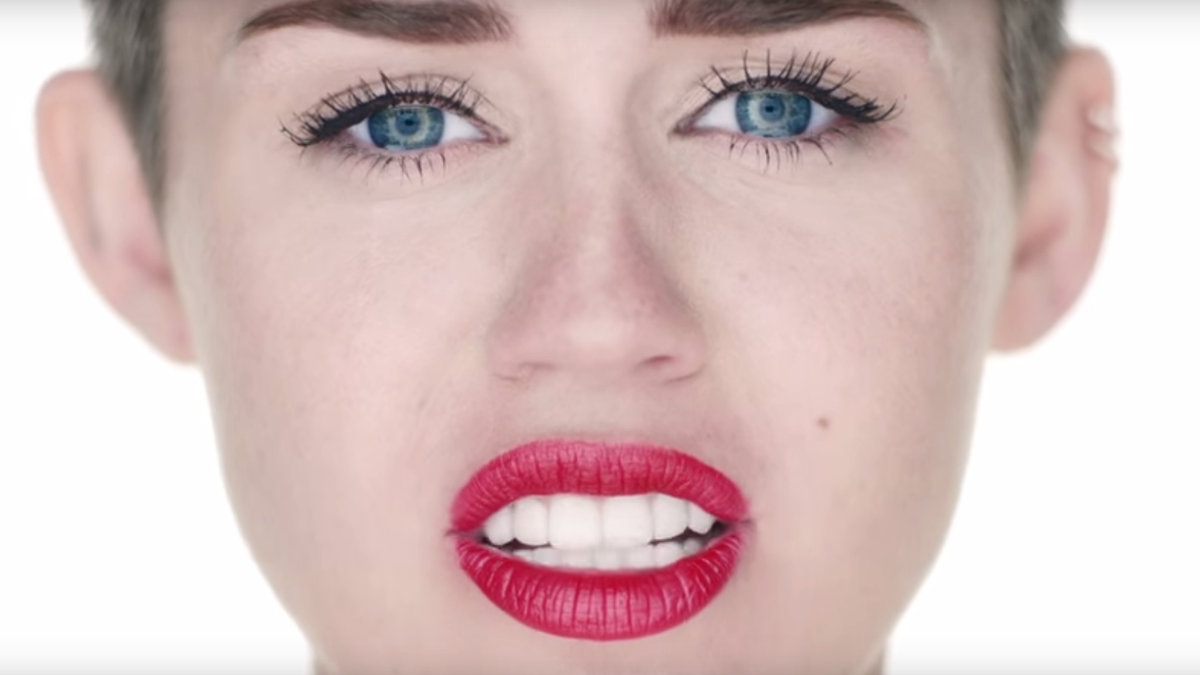 Miley Cyrus en un fotograma del vídeo Wrecking Ball