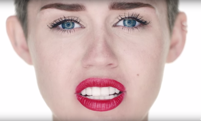 Miley Cyrus en un fotograma del vídeo Wrecking Ball