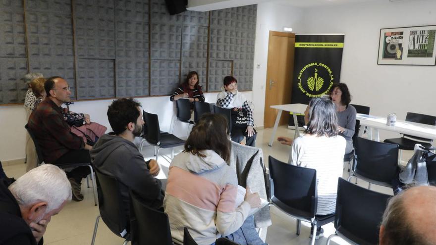 Un momento de la reunión de la Plataforma Contra la Contaminación de Gijón, celebrada ayer en el Ateneo de  La Calzada. | Marcos León