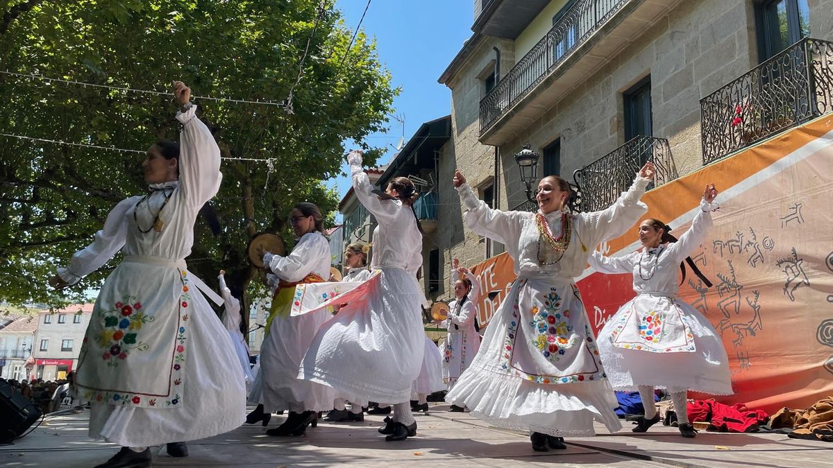 Actuación de la Escola de Danza, Arte e Cultura Galega e Española (EDACE) en la Alameda de Ponte Caldelas