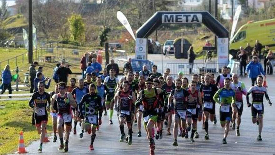 Carrera del Duatlón Poio a su paso por Samieira. // Gustavo Santos