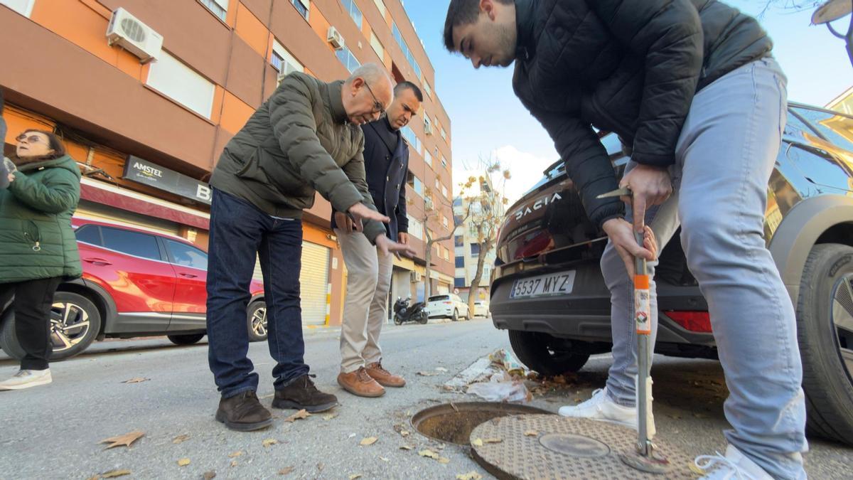 El president de la Diputació de València, Vicent Mompó, y el alcalde de Massanassa, Paco Comes, visitan el estado del alcantarillado en la calle Nou d'Octubre del municipio.
