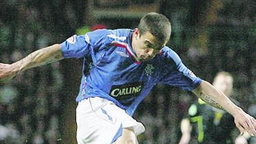 Nacho Novo golpea un balón durante un partido con el Glasgow Rangers.