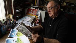 El dibujante Carlos Azagra en su estudio.
