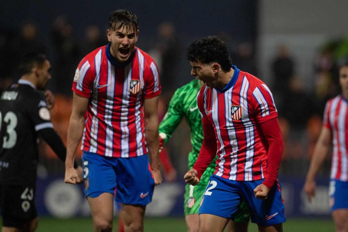 Los jugadores del Atlético Madrileño festejan la victoria sobre el Hércules en la última visita blanquiazul