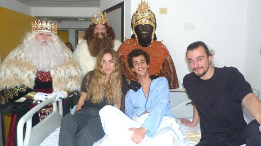 Los Reyes Magos sorprenden a pequeños y mayores ingresados en el Hospital de Sant Joan