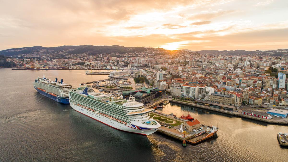 Los cruceros que llegaron hoy jueves a Vigo, atracados en los muelles de la Estación Marítima y en el de Comercio (al fondo)