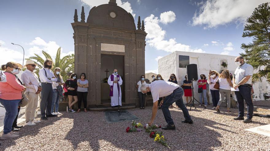 Flores para los seres queridos en el Día de los Difuntos en Fuerteventura