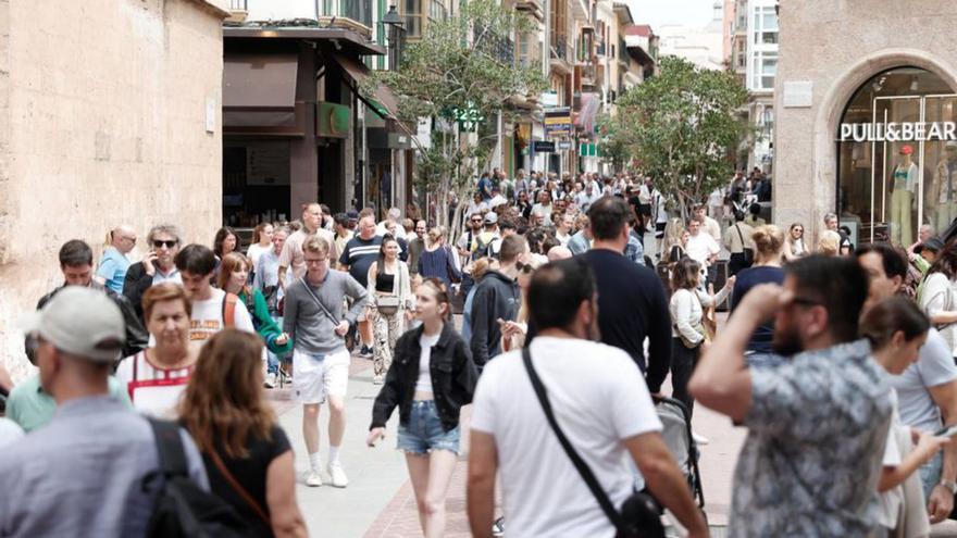 La calle Sant Miquel de Palma abarrotada. | MANU MIELNIEZUK