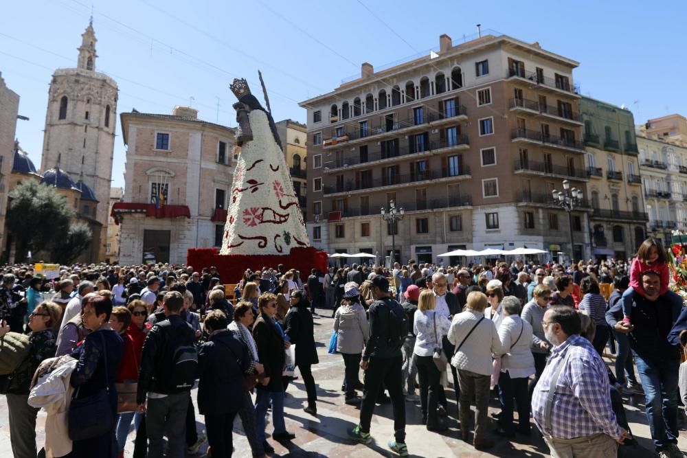 La Mare de Déu luce su manto en la Plaza de la Virgen