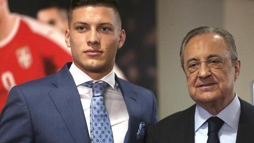 Jovic regresa a Madrid con un pie roto