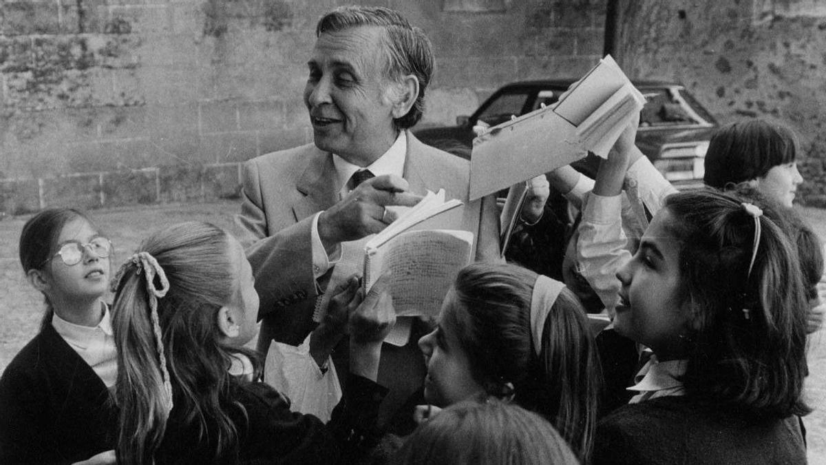 Imagen de archivo de Juan Iglesias Marcelo en su época de alcalde junto a un grupo de escolares en la parte antigua en los años 80.