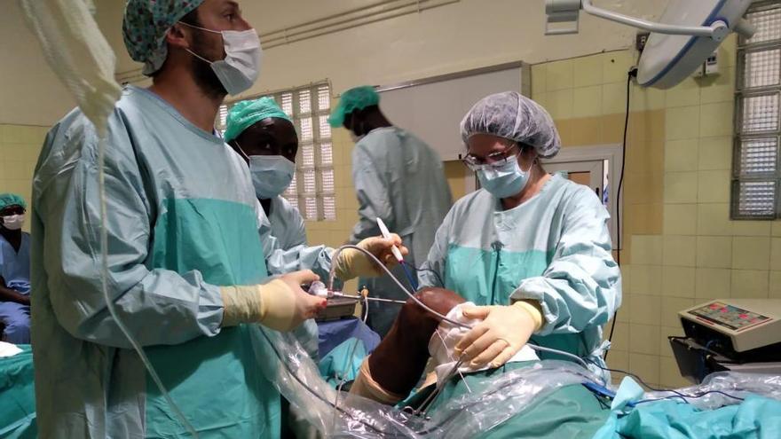 Professionals d&#039;Althaia i de Sant Joan de Déu de Thiès en una intervenció quirúrgica a l&#039;hospital senegalès.