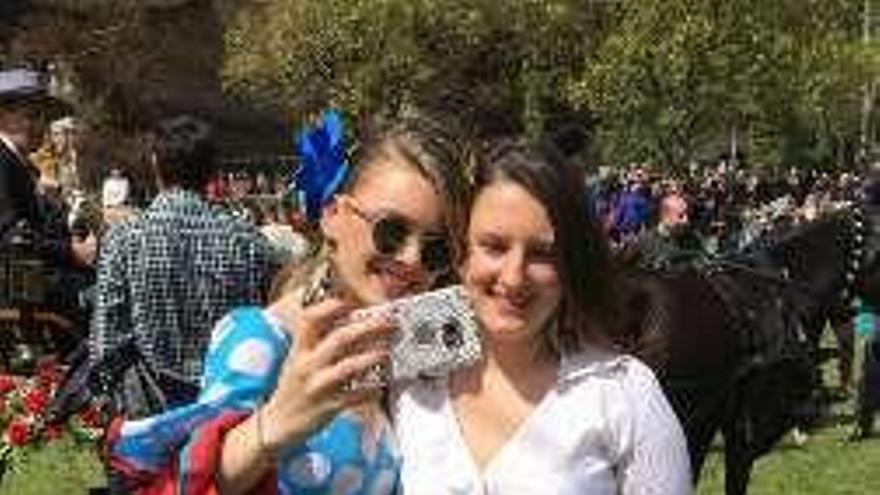 Dos mujeres se hacen un selfi en una edición de la feria piloñesa.