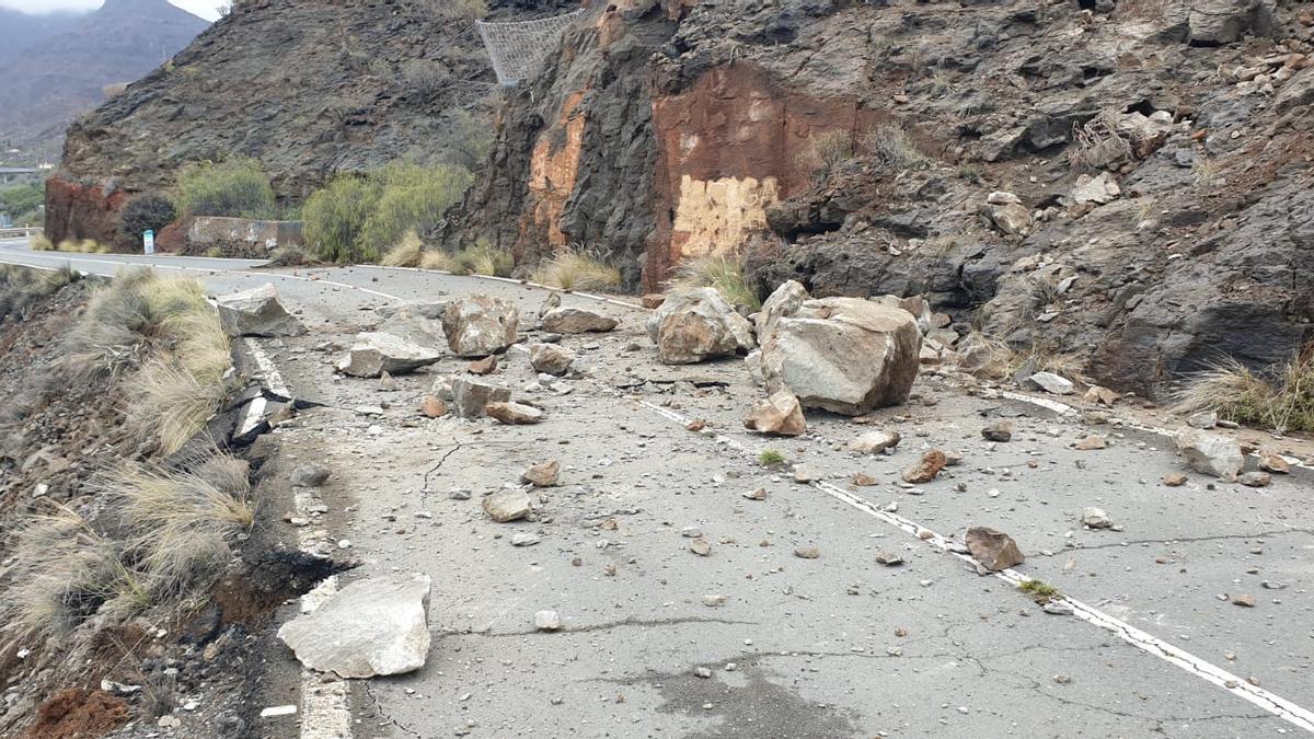 Las piedras que cayeron esta madrugada sobre la antigua carretera GC-500.