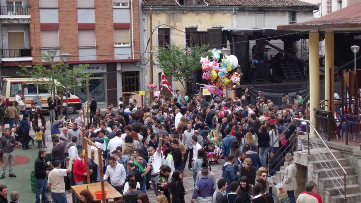 Ambiente en el certamen de la sidra en Sotrondio. |  | LNE