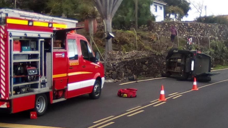 Los bomberos de La Palma tuvieron que liberar a los afectados.