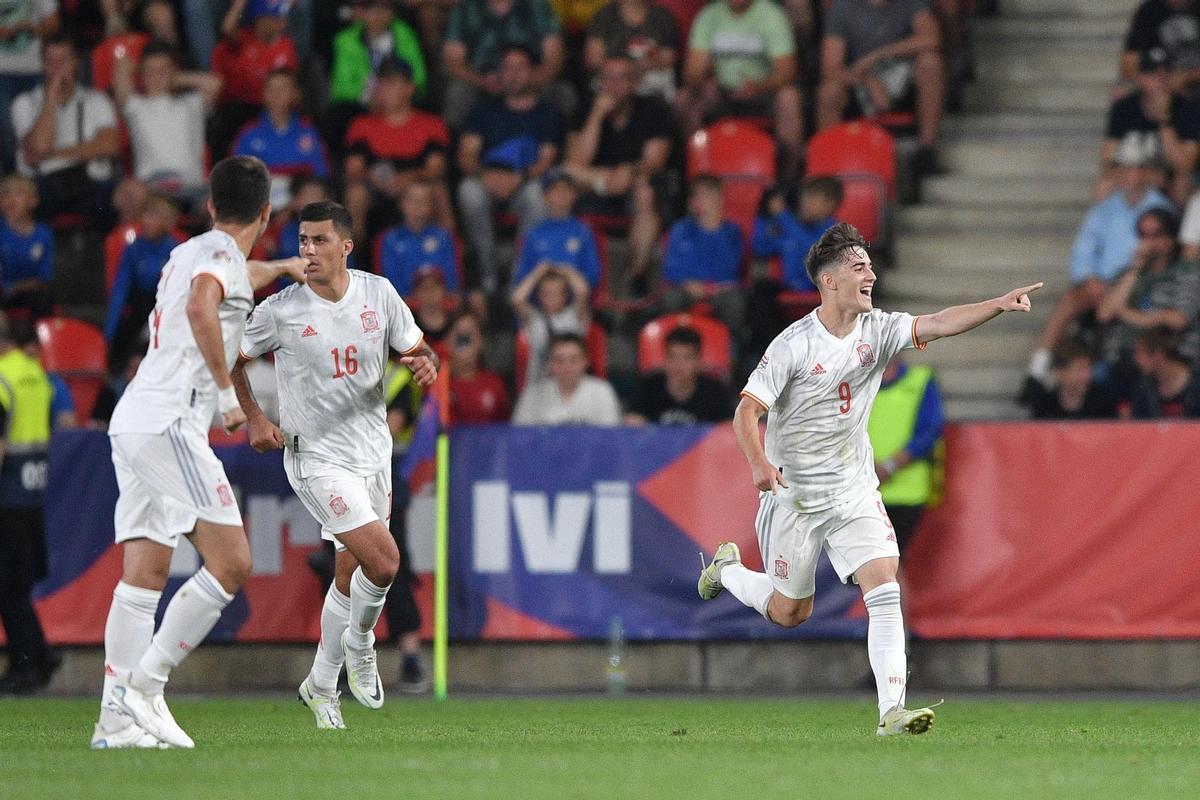 Prague (Czech Republic), 05/06/2022.- Gavi (R) of Spain celebrates after scoring the 1-1 equalizer during the UEFA Nations League soccer match between the Czech Republic and Spain in Prague, Czech Republic, 05 June 2022. (República Checa, España, Praga) EFE/EPA/Lukas Kabon